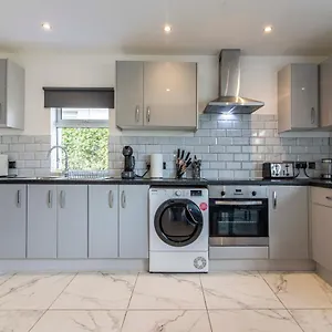 Quiet & Cosy Wollaton Bungalow, Large Garden, Near To Wollaton Deer Park Nottingham